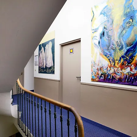 Kyriad Centre 3*