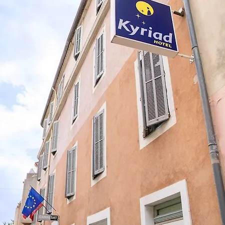 Kyriad Centre 3* Nimes